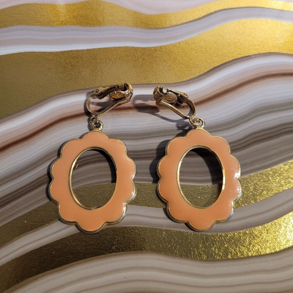 Vintage Gold Tone Scallped Oval Shaped Peach Pink Earrings Clip Ons Preloved